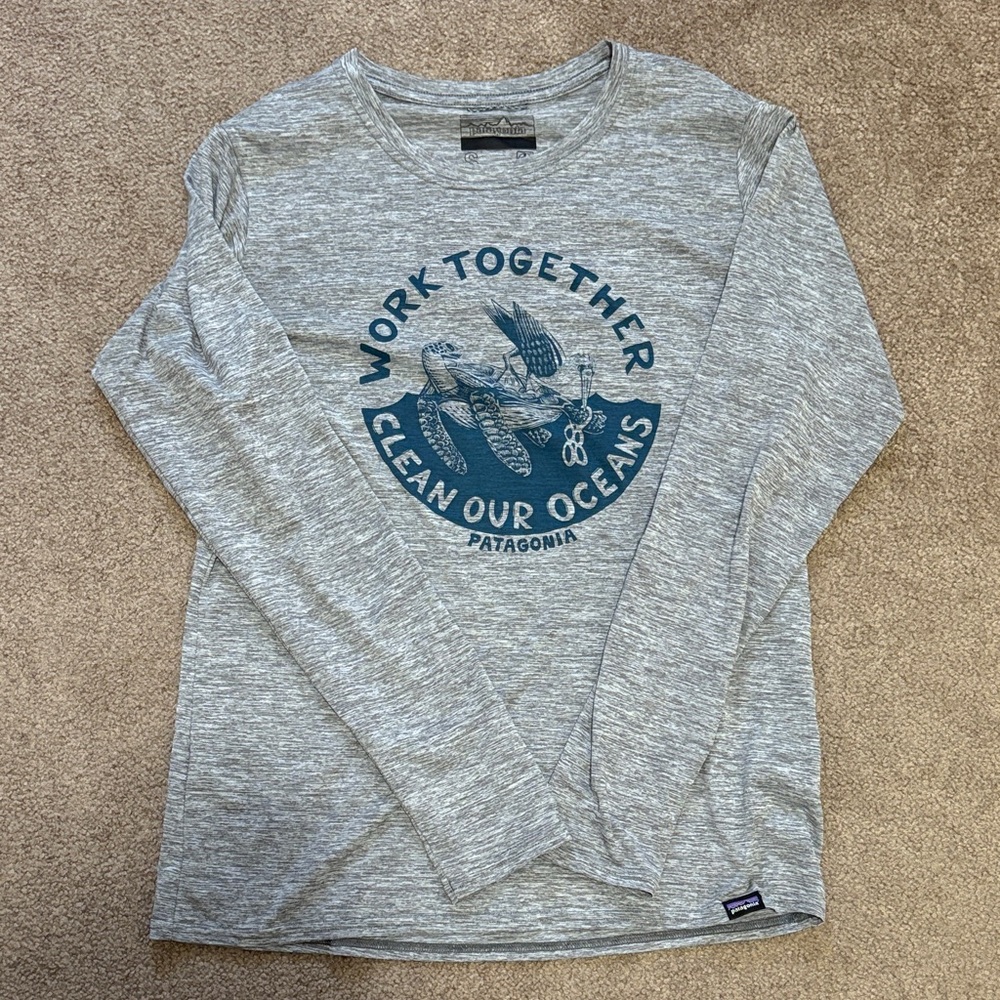 Patagonia Heather Gray Long Sleeve Tee with Navy Ocean Graphic